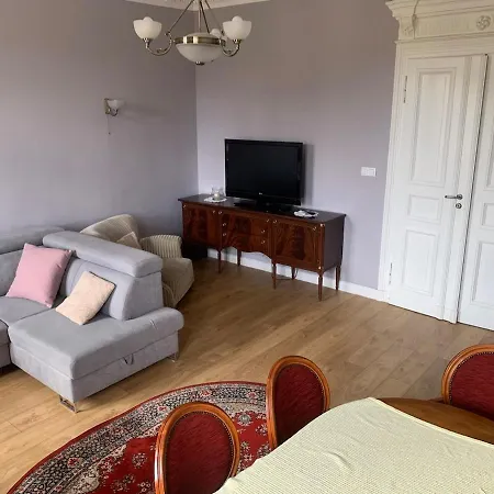 3 Bedroom Spacious Cozy In Center *